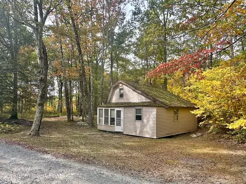 141 Hobday Rd, Lords Valley, PA 18428