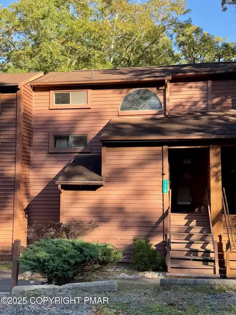 138 English Ct, Bushkill, PA 18324