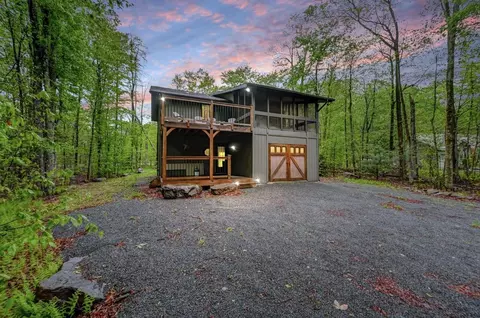 3207 Green Meadow Cir, Pocono Pines, PA 18350
