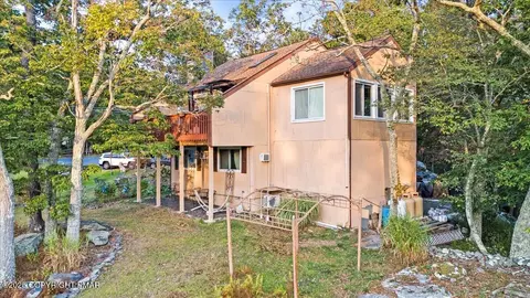 150 Dover Dr, Bushkill, PA 18324