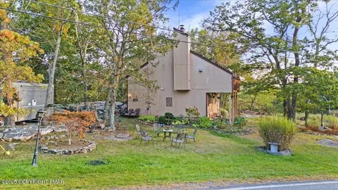 150 Dover Dr, Bushkill, PA 18324 photo 3
