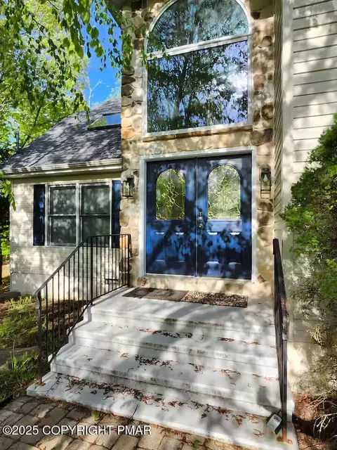 135 Hyland Dr, East Stroudsburg, PA 18301