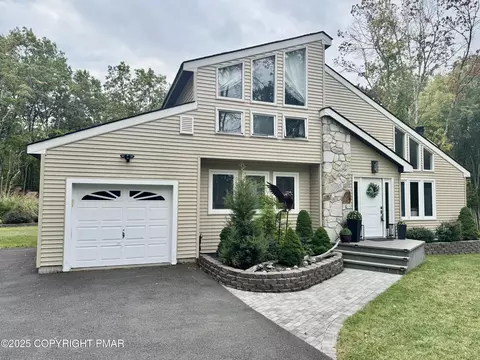 613 Bombur Ln, Tamiment, PA 18371