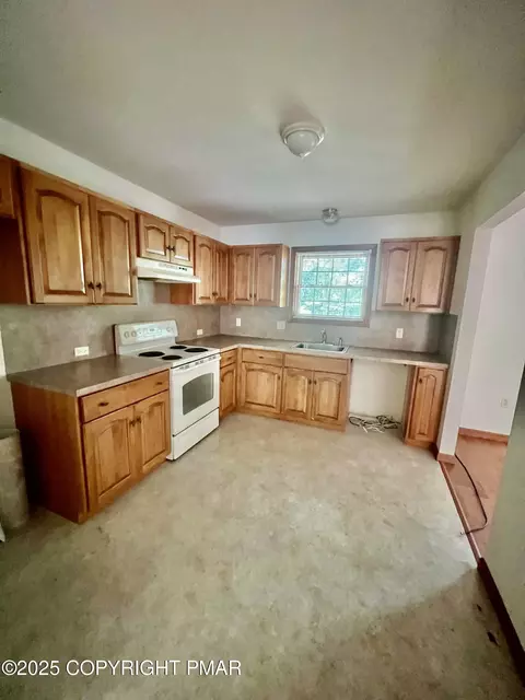 Kitchen - 2210 Exeter Ct, Bushkill, PA 18324 photo 2 of 2