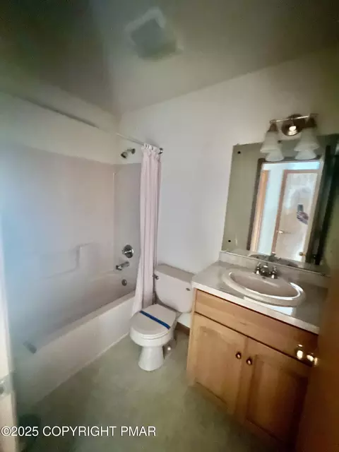 Bath - 2210 Exeter Ct, Bushkill, PA 18324 photo 1 of 2