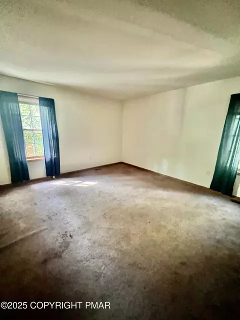 Bedroom - 2210 Exeter Ct, Bushkill, PA 18324 photo 3 of 4