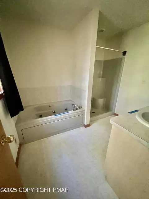 Bath - 2210 Exeter Ct, Bushkill, PA 18324 photo 2 of 2