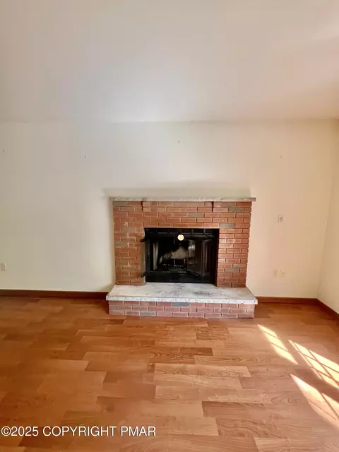 Living - 2210 Exeter Ct, Bushkill, PA 18324 photo 2 of 4