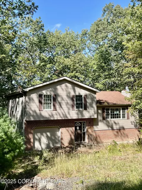 2210 Exeter Ct, Bushkill, PA 18324