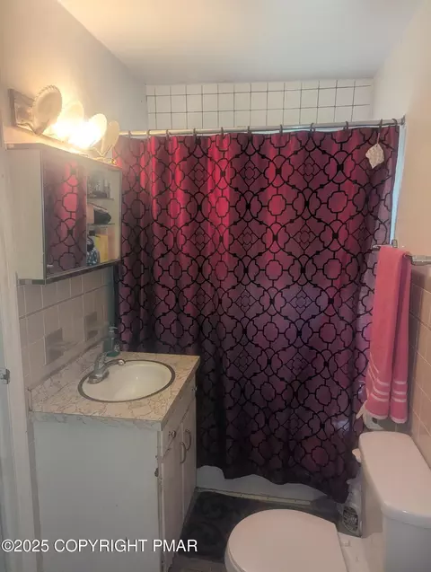 Bath - 593 Pardee St, Hazleton, PA 18201 photo 1 of 1