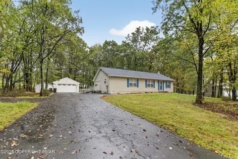 975 Lakeside Dr, Effort, PA 18330