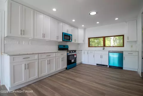 1142 Yorkshire Ln, Bushkill, PA 18324