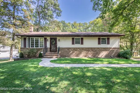 304 E Shady Oaks Dr E, Saylorsburg, PA 18353