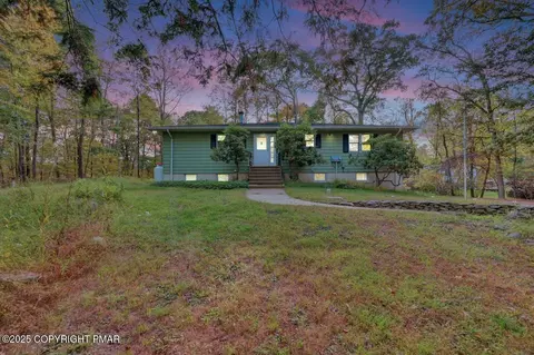 136 Oak Ln, Cresco, PA 18326