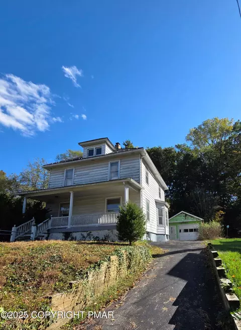 63 Oak St, Delaware Water Gap, PA 18327