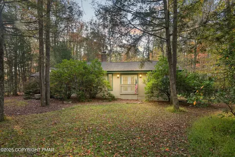 136 Split Rock Ln, Pocono Pines, PA 18350