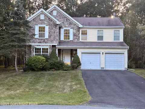2146 Bedford Dr, Bushkill, PA 18324