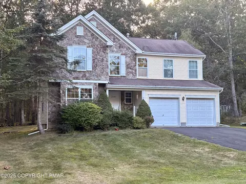 2146 Bedford Dr, Bushkill, PA 18324
