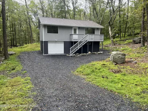 319 Whippoorwill Dr, Bushkill, PA 18324
