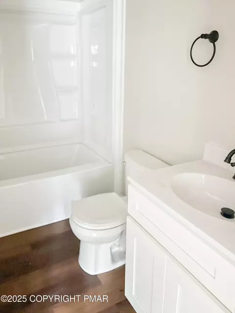 Bath - 319 Whippoorwill Dr, Bushkill, PA 18324 photo 2 of 2