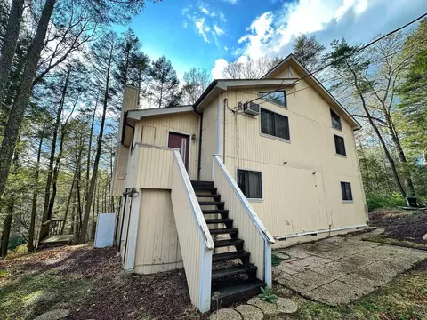 Exterior - 207 Manchester Dr, Bushkill, PA 18324 photo 2 of 7