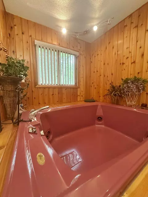 Bath - 207 Manchester Dr, Bushkill, PA 18324 photo 3 of 3