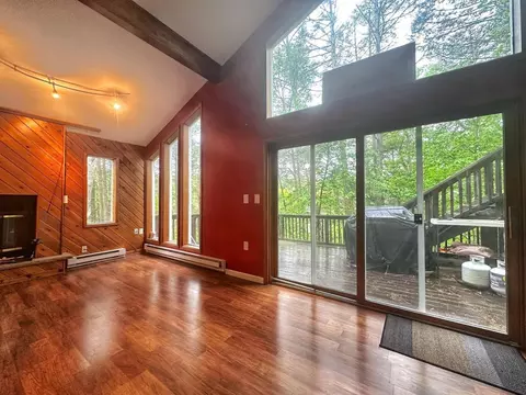 Living - 207 Manchester Dr, Bushkill, PA 18324 photo 2 of 6