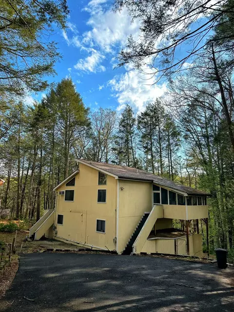 207 Manchester Dr, Bushkill, PA 18324