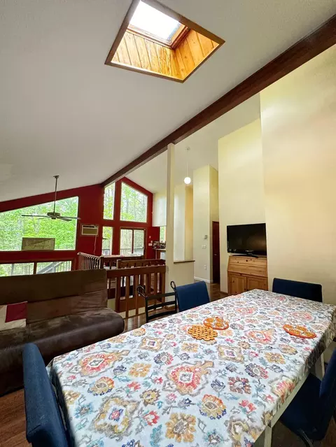 Dining - 207 Manchester Dr, Bushkill, PA 18324 photo 3 of 5