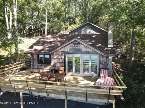 101 Antler Rdg Ct, Hawley, PA 18428