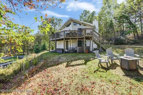 112 N Glade Ct, Long Pond, PA 18334