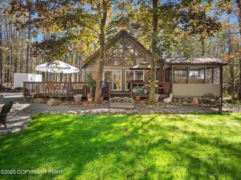 1915 Livingston Ln, Clifton Township, PA 18424