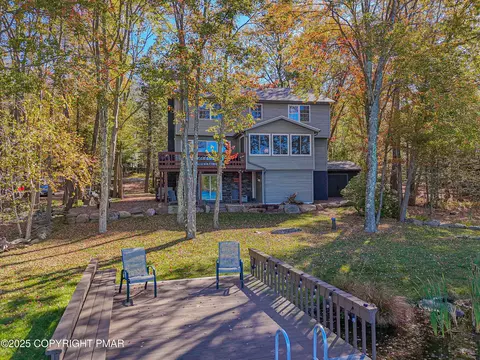 17 E Lake Dr, Gouldsboro, PA 18424