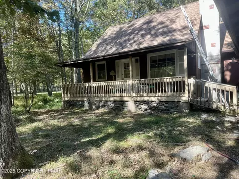 12036 Maplewood Dr, East Stroudsburg, PA 18302