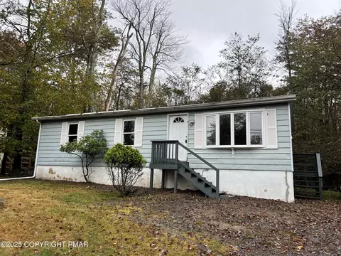 1143 Country Place Dr, Tobyhanna, PA 18466