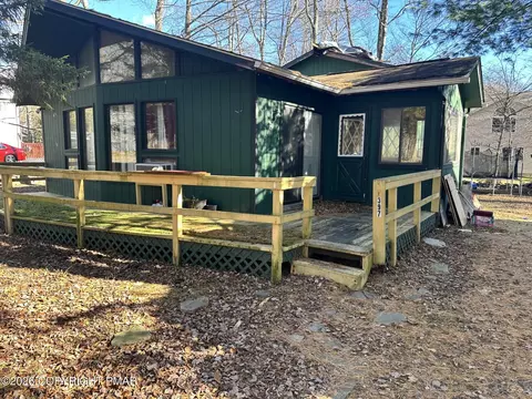 912 Country Place Dr, Tobyhanna, PA 18466