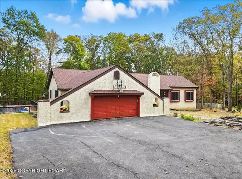 1152 Great Oak Dr, East Stroudsburg, PA 18301