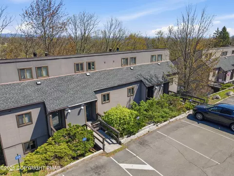 129 Cross Country Ln, Tannersville, PA 18372