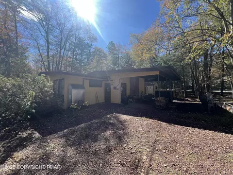 25 Red Oak Rd, Lake Harmony, PA 18624