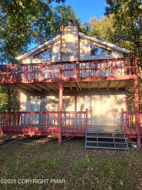 135 Salisbury Rd, Bushkill, PA 18324