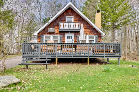 2158 Tuscarora Dr, Pocono Lake, PA 18347