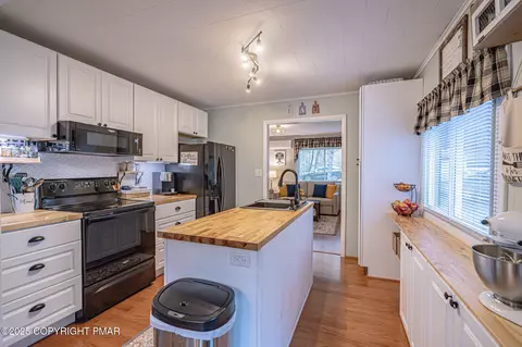 9 Pine Tree Rd, Albrightsville, PA 18210