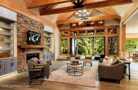 105 Boones Trl, Pocono Pines, PA 18350