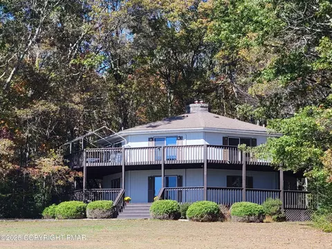 1670 Erie Ct, Effort, PA 18330