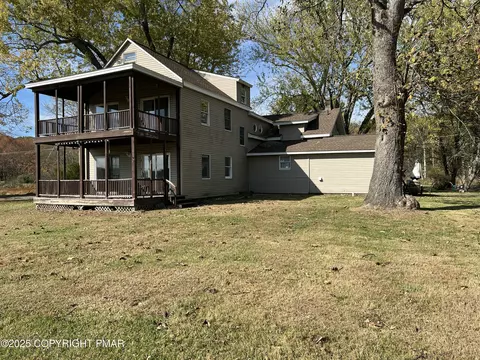 121 Schoonover Ln, East Stroudsburg, PA 18301