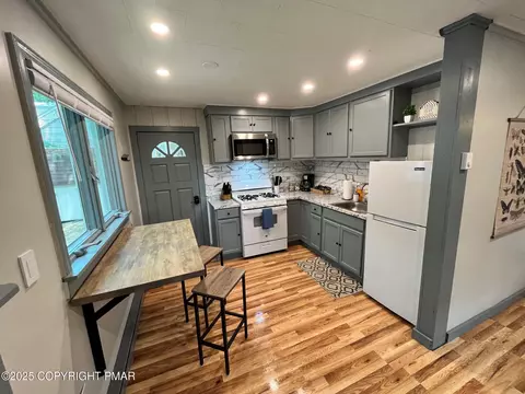 4 1st Rd, Hawley, PA 18428