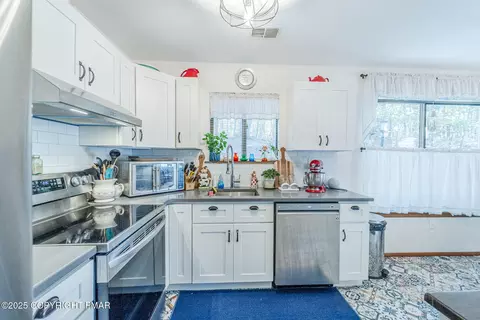 Kitchen - 3344 Windermere Dr, Bushkill, PA 18324 photo 3 of 6