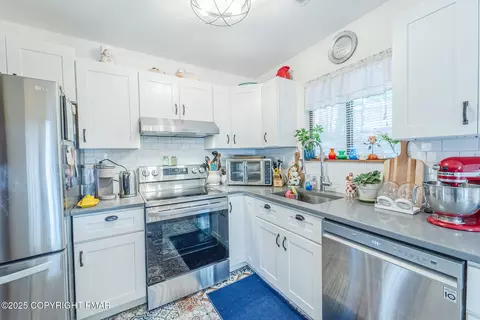 Kitchen - 3344 Windermere Dr, Bushkill, PA 18324 photo 2 of 6