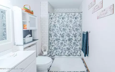Bath - 3344 Windermere Dr, Bushkill, PA 18324 photo 4 of 6