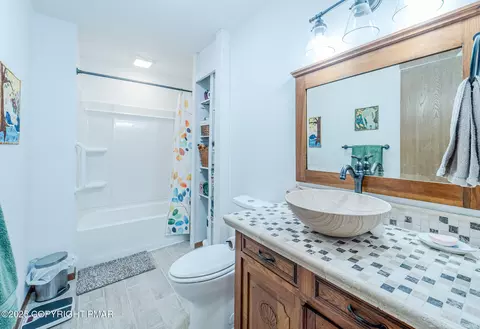 Bath - 3344 Windermere Dr, Bushkill, PA 18324 photo 2 of 6